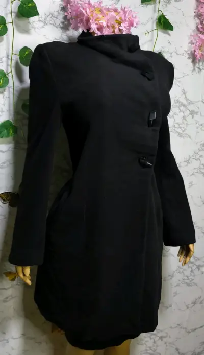 Abrigo negro elegante para mujer - miniatura 4
