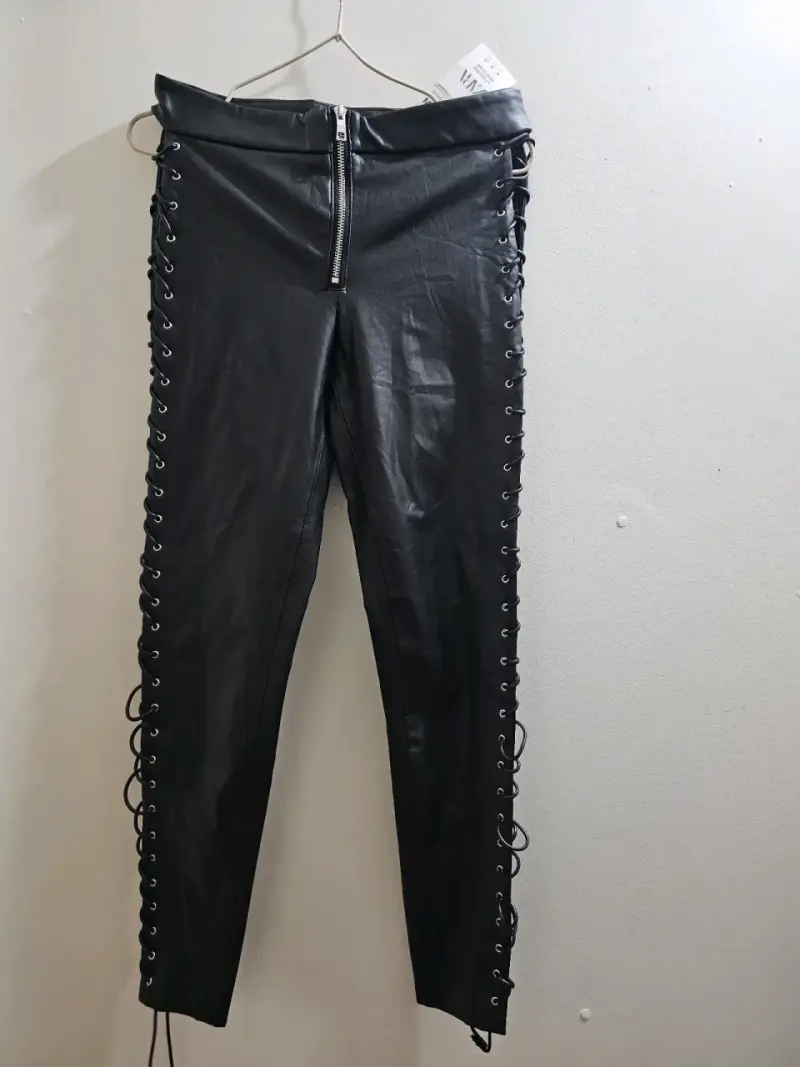 Pantalones de cuero sintético con cordones laterales - 1