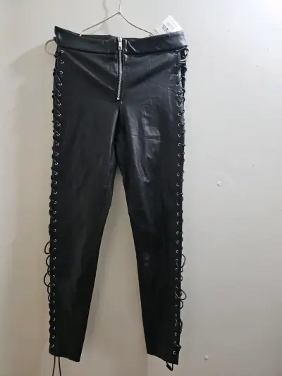 Pantalones de cuero sintético con cordones laterales - miniatura 1