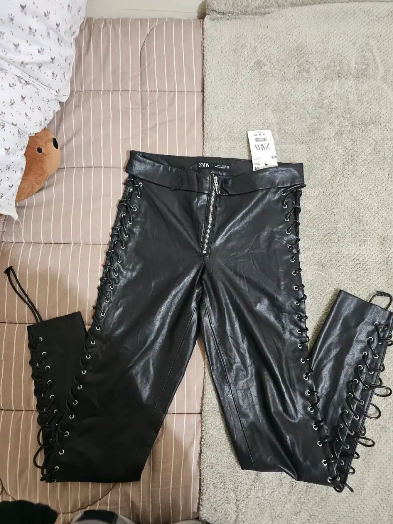 Pantalones de cuero sintético con cordones laterales - 2