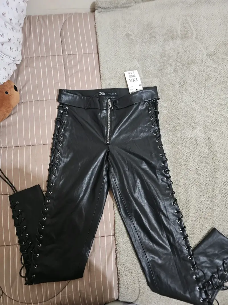 Pantalones de cuero sintético con cordones laterales - 3