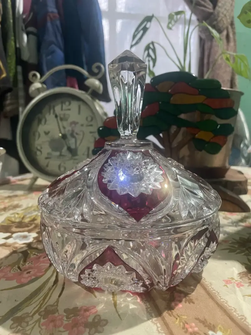 Bombonera de cristal tallado con detalles rojos - 1