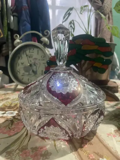 Bombonera de cristal tallado con detalles rojos - miniatura 1