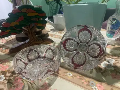 Bombonera de cristal tallado con detalles rojos - miniatura 2