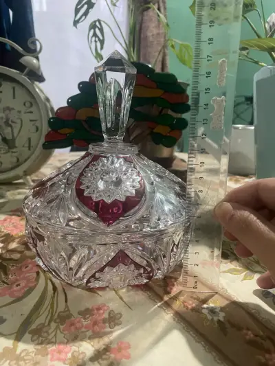 Bombonera de cristal tallado con detalles rojos - miniatura 3