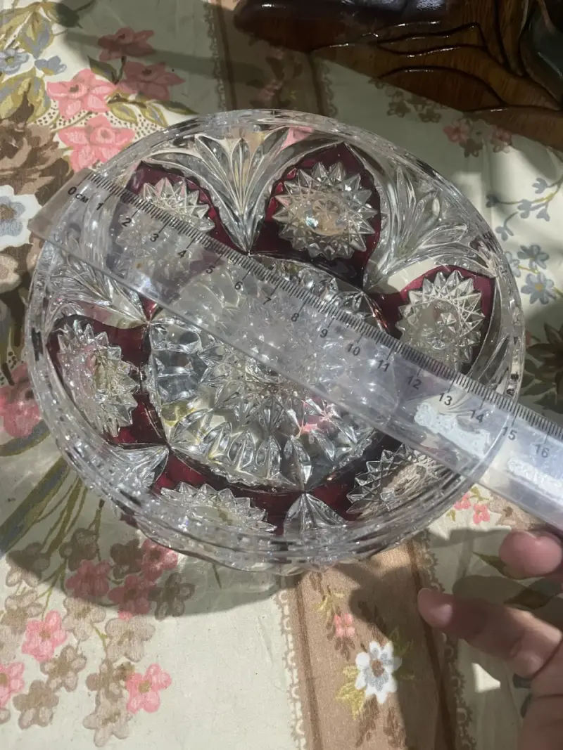 Bombonera de cristal tallado con detalles rojos - 4