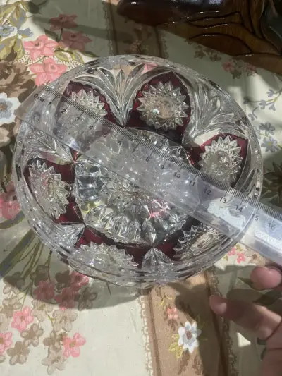 Bombonera de cristal tallado con detalles rojos - miniatura 4
