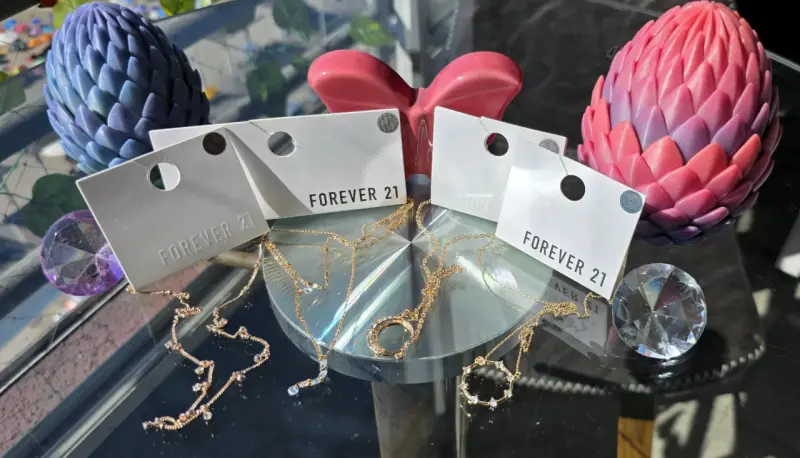 Collares dorados Forever 21 con dijes brillantes - 1