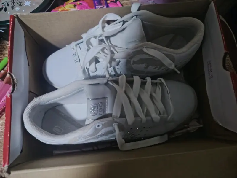 Zapatillas deportivas blancas con diseño