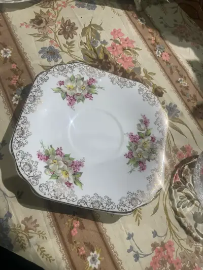 Plato de porcelana Bone China con diseño floral - miniatura 1