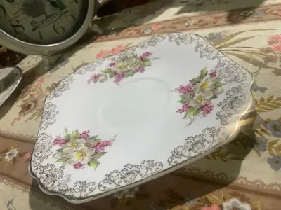 Plato de porcelana Bone China con diseño floral - miniatura 3