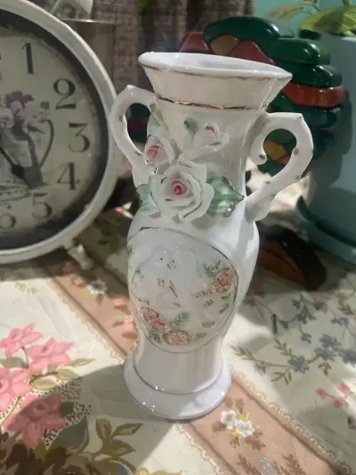 Jarrón de Porcelana Decorativo con Flores en Relieve - miniatura 1
