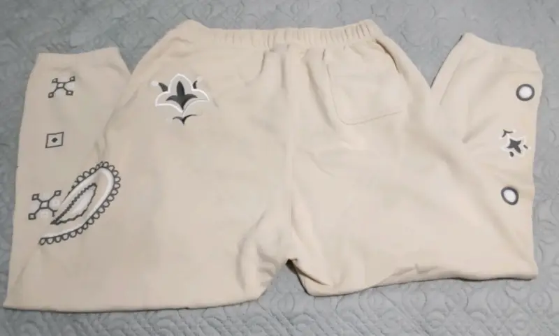 Pantalones deportivos Jordan beige con diseño gráfico - 2