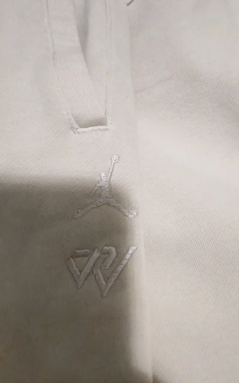 Pantalones deportivos Jordan beige con diseño gráfico - 3