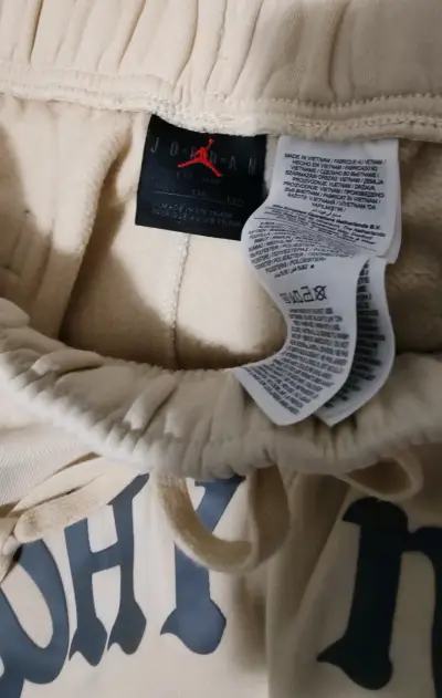 Pantalones deportivos Jordan beige con diseño gráfico - miniatura 4