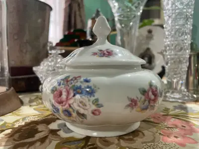 Azucarero de porcelana con diseño floral - miniatura 1