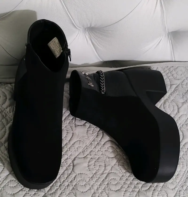 Botines negros con plataforma y detalles metálicos - 1
