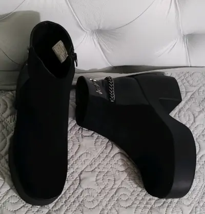 Botines negros con plataforma y detalles metálicos - miniatura 1