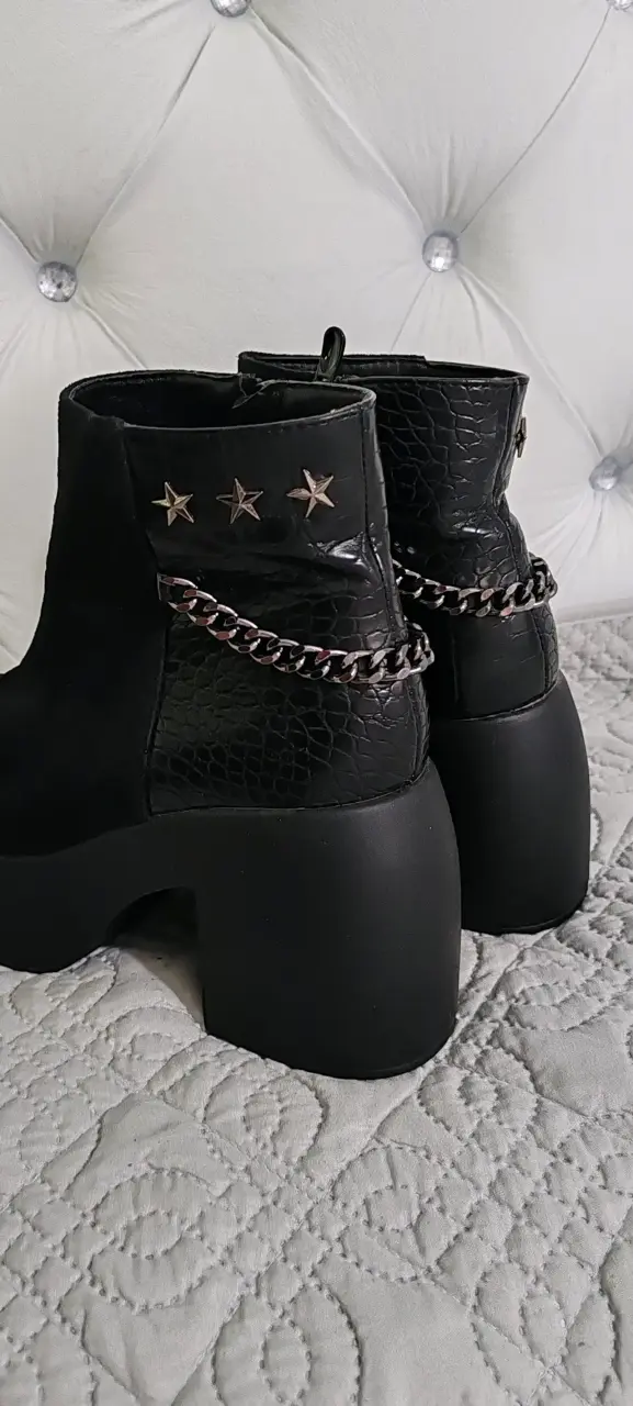 Botines negros con plataforma y detalles metálicos - 2