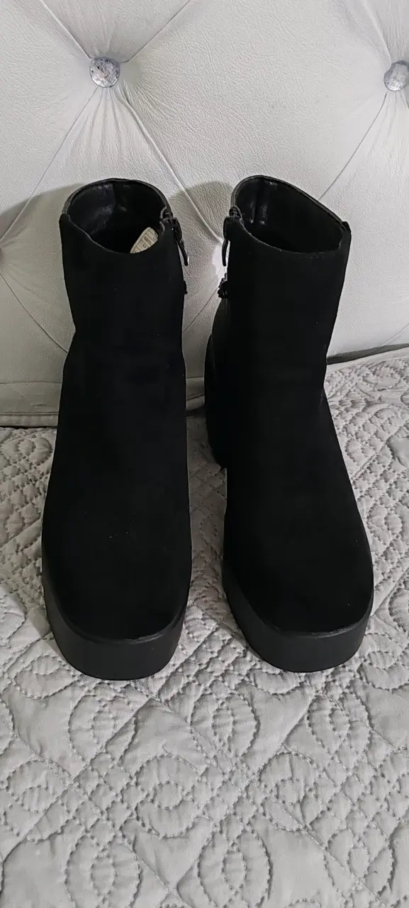 Botines negros con plataforma y detalles metálicos - 3
