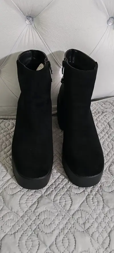 Botines negros con plataforma y detalles metálicos - miniatura 3