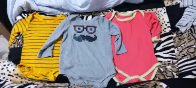 Lote de bodies y pantalón para bebé - miniatura 2