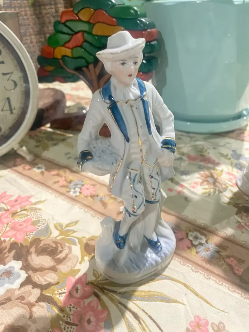 Figura de porcelana decorativa estilo clásico - 3