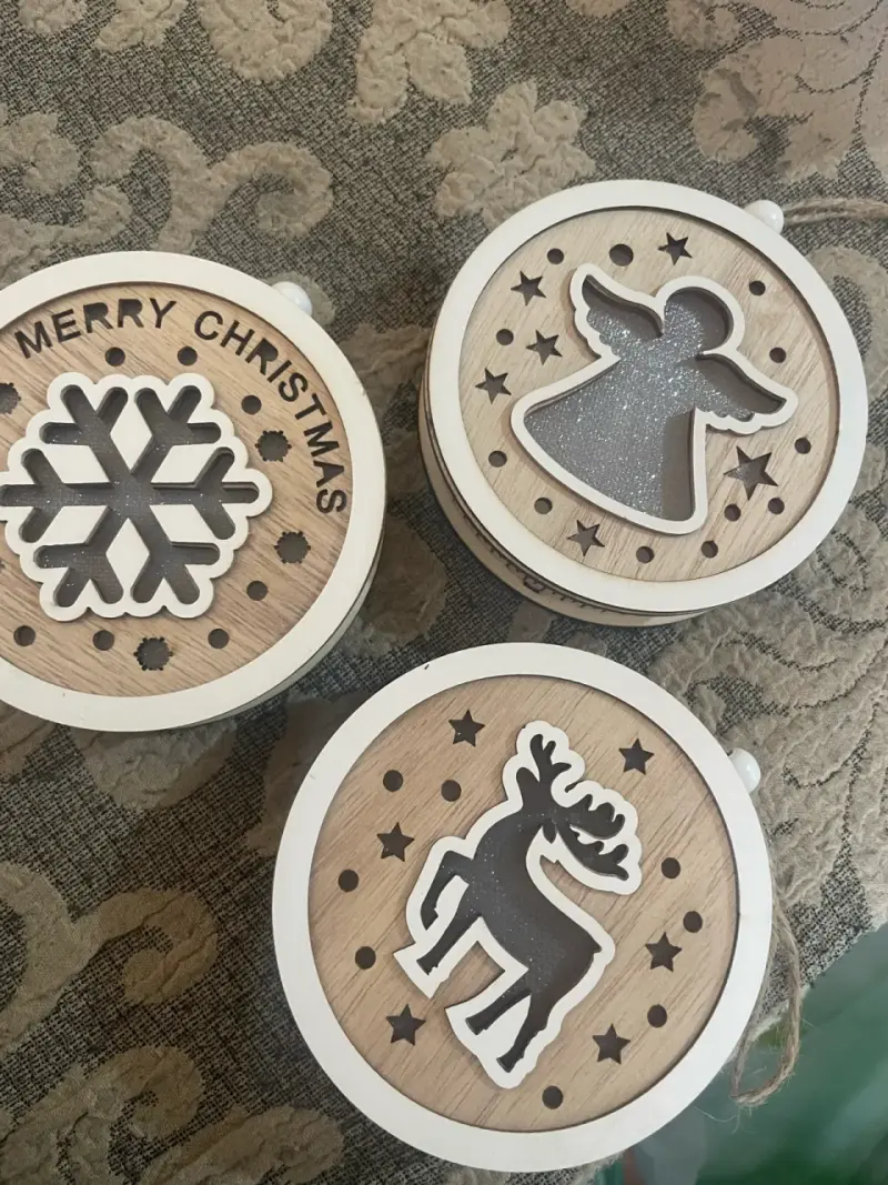 Decoraciones navideñas de madera con luces LED - 1