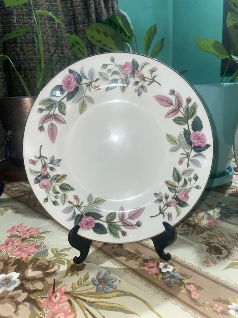 Plato de porcelana floral Wedgwood Hathaway Rose - 1