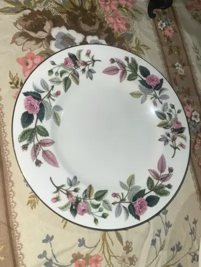 Plato de porcelana floral Wedgwood Hathaway Rose - miniatura 2