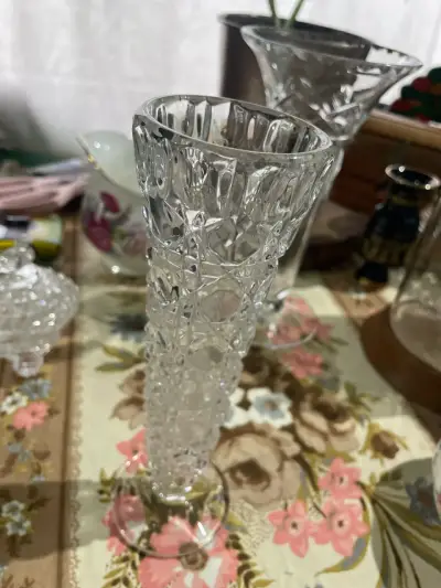 Florero de cristal tallado elegante - miniatura 1