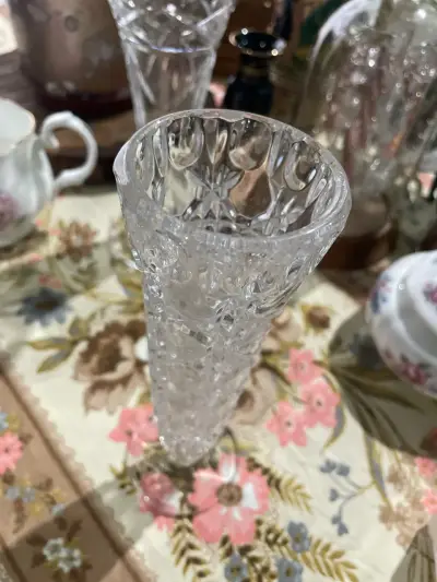 Florero de cristal tallado elegante - miniatura 2