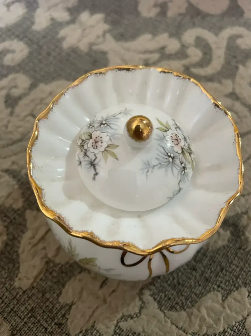 Azucarero de porcelana fina con detalles dorados