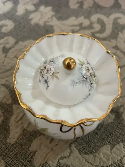 Azucarero de porcelana fina con detalles dorados - miniatura 1