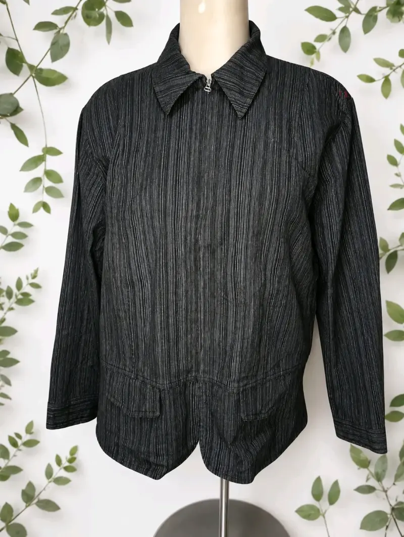 Chaqueta negra de rayas para hombre
