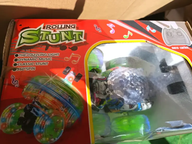 Auto de juguete con luces,música, control remoto - 2