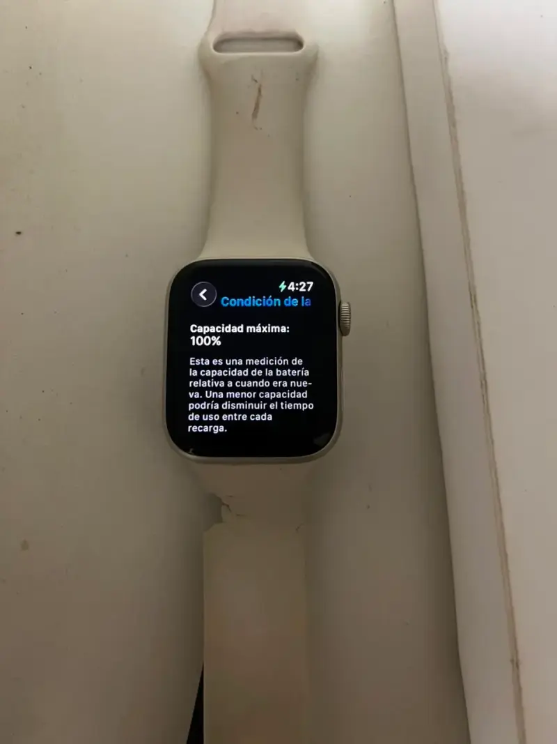 Apple Watch con correa blanca y cargador - 2