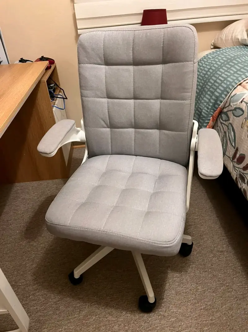 Silla de oficina gris con ruedas y apoyabrazos