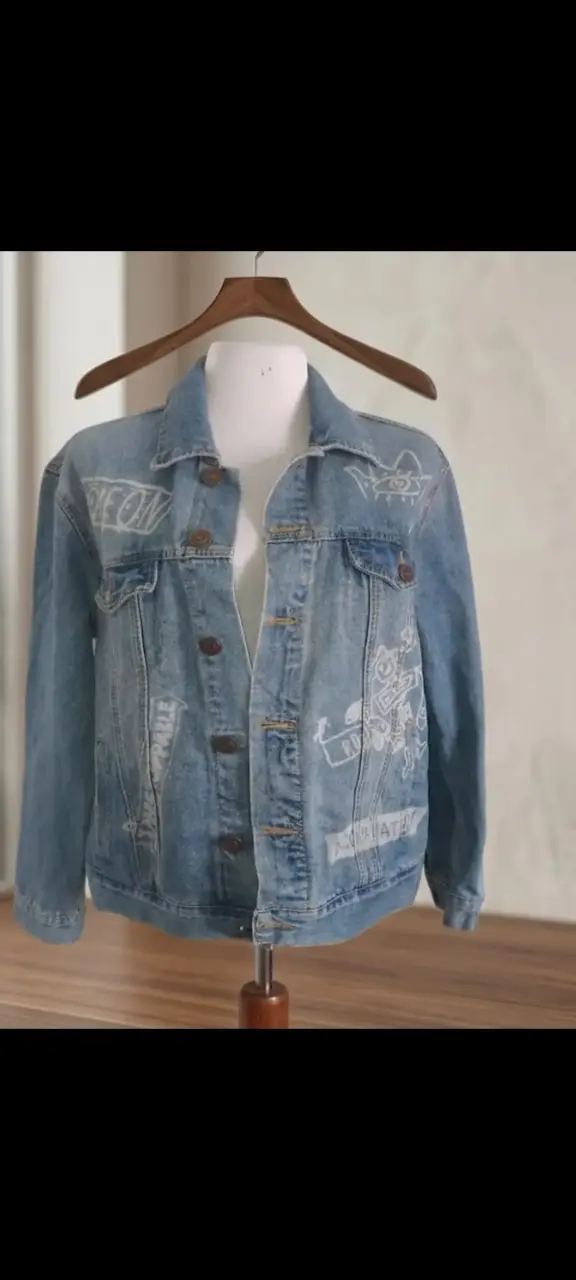Chaqueta de mezclilla con diseño gráfico