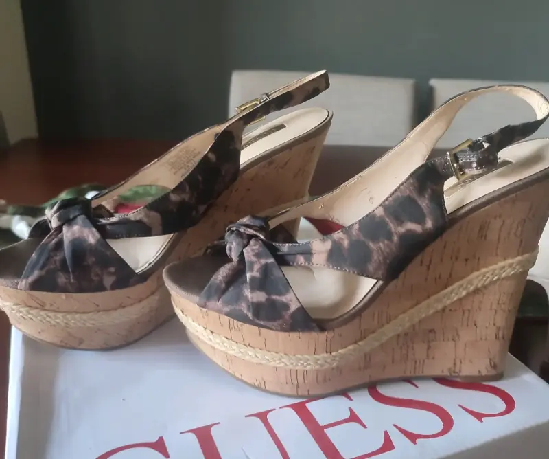 Sandalias de plataforma Guess animal print