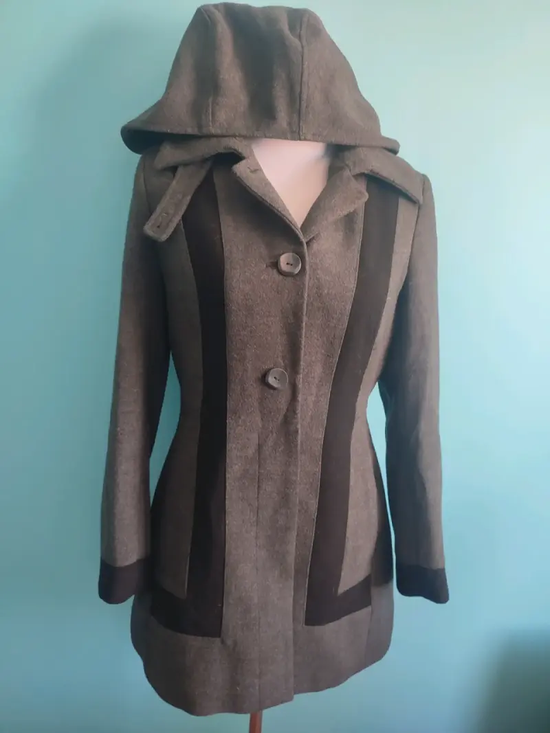 Abrigo de lana gris con capucha para mujer