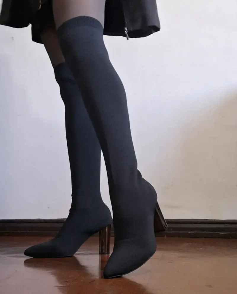 Botas negras de tacón alto hasta la rodilla - 2