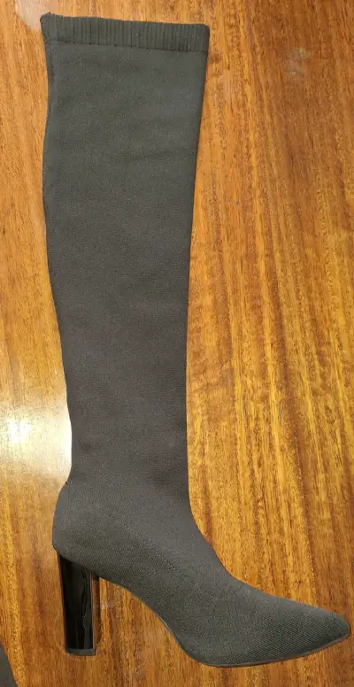 Botas negras de tacón alto hasta la rodilla - miniatura 5