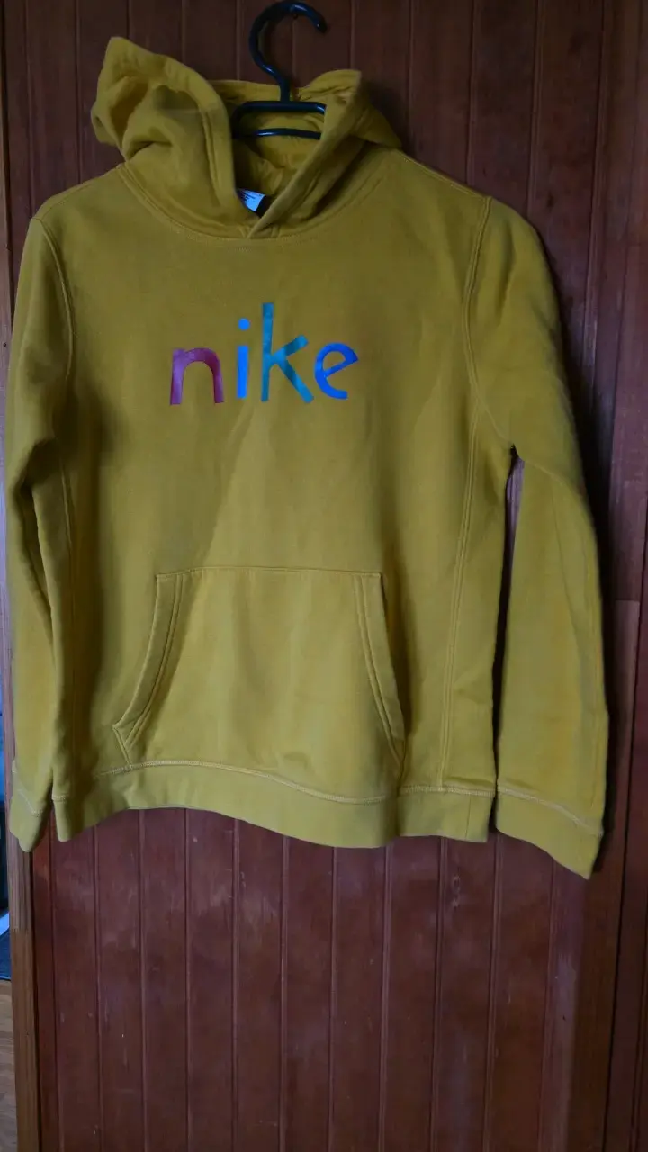 Polerón Nike amarillo con capucha
