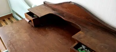 Escritorio de madera de alerce con 3 cajones - miniatura 1