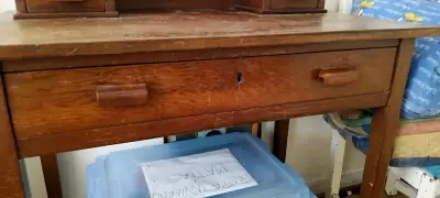 Escritorio de madera de alerce con 3 cajones - miniatura 3