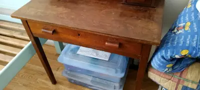 Escritorio de madera de alerce con 3 cajones - miniatura 6