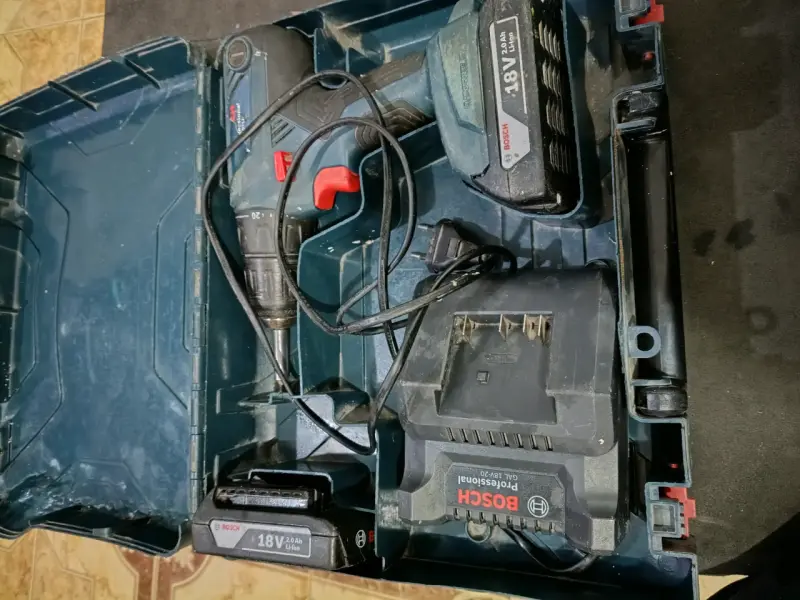 Taladro Inalámbrico Bosch 18V con Batería y Cargador - 1