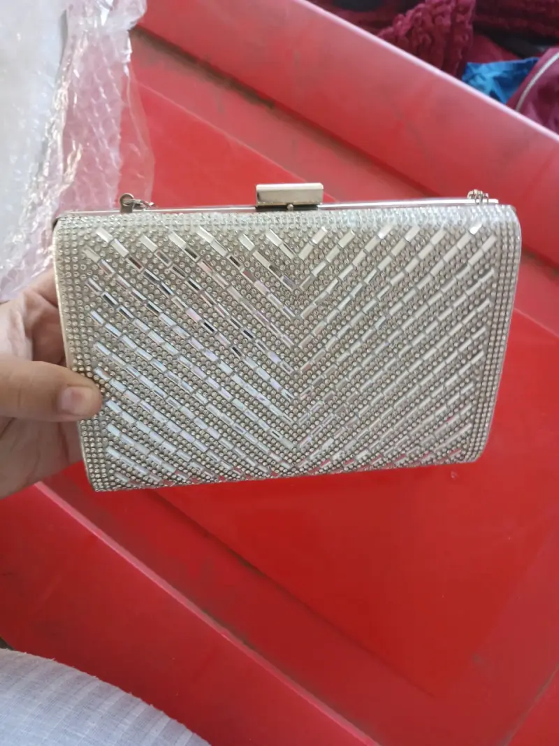 Cartera de mano elegante con pedrería plateada - 1