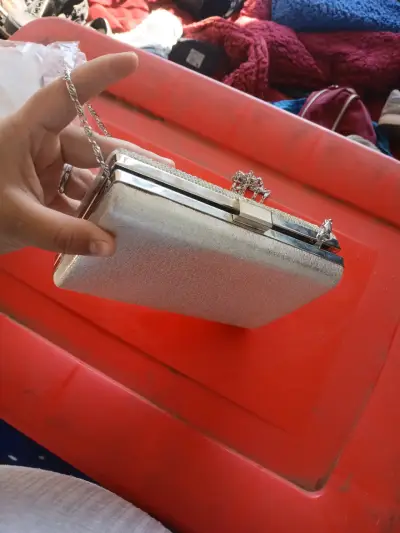 Cartera de mano elegante con pedrería plateada - miniatura 2
